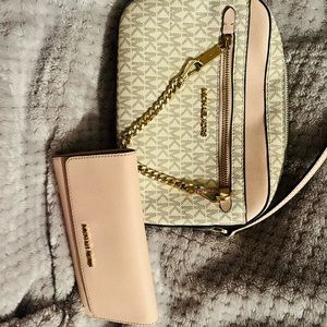 Beautiful purse and wallet combo. Slightly used but wonderful condition.